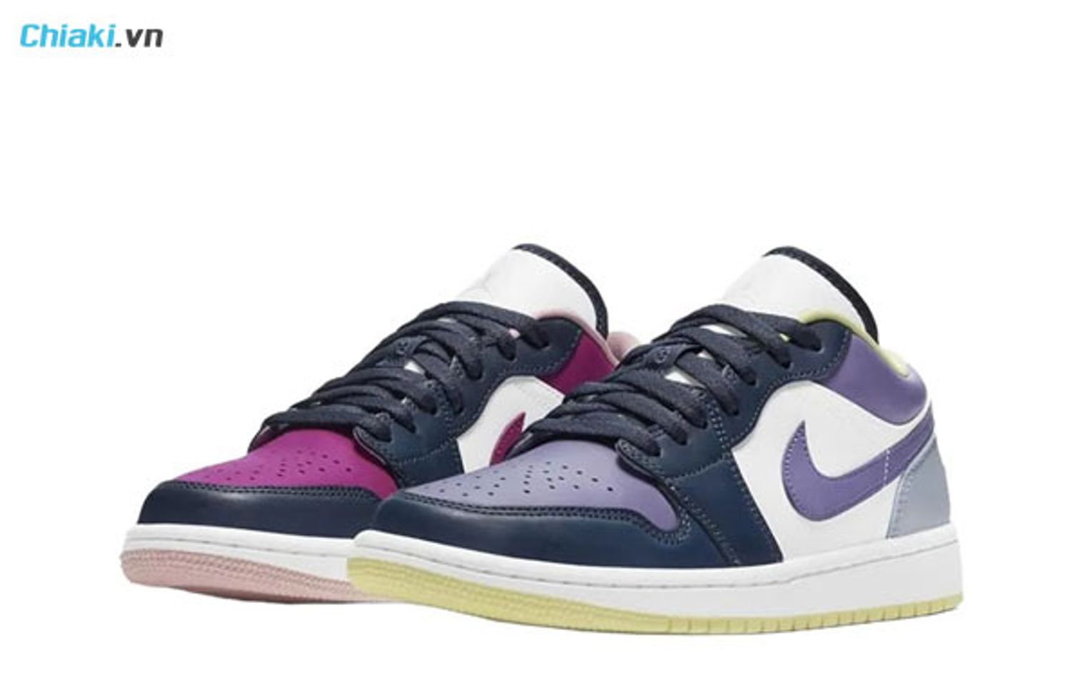 trong c&aacute;c mẫu gi&agrave;y Nike phải kể đến Air Jordan 1 Low Mismatched - Purple Magenta DJ4342-400