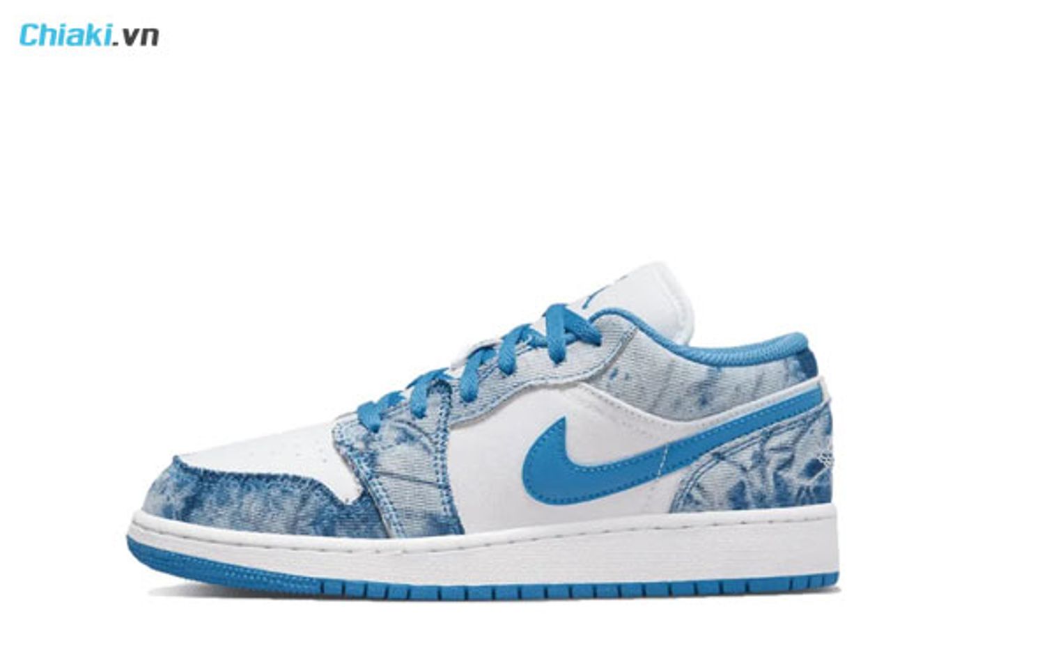trong c&aacute;c mẫu gi&agrave;y Nike phải kể đến Jordan 1 Low Washed Denim DM8947-100