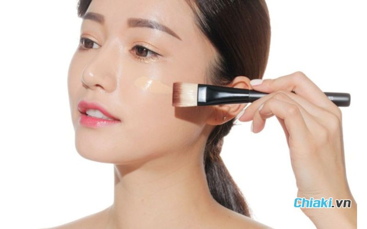Kem l&oacute;t gi&uacute;p da mịn m&agrave;ng hơn khi trang điểm