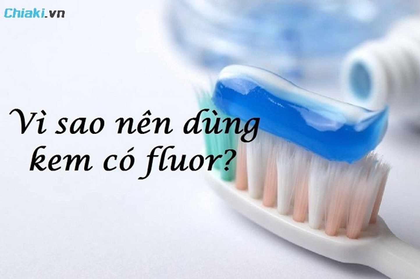Kem đ&aacute;nh răng c&oacute; chứa flour gi&uacute;p t&aacute;i tạo lại men răng, ngăn ngừa s&acirc;u răng v&agrave; phục hồi răng