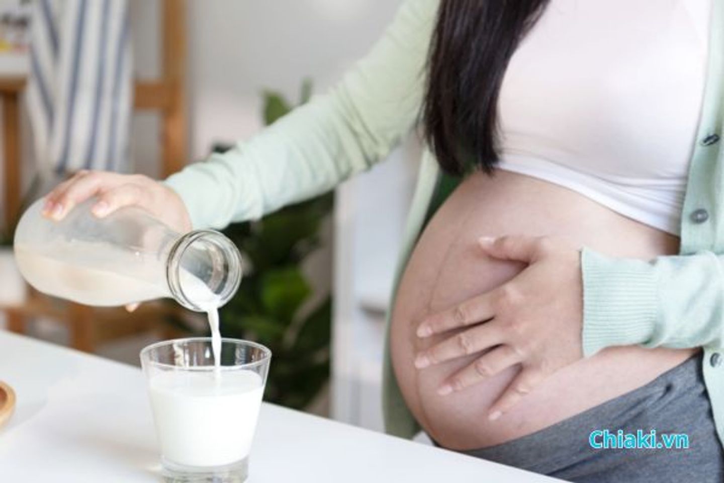 Mẹ sau sinh uống sữa tươi được kh&ocirc;ng?