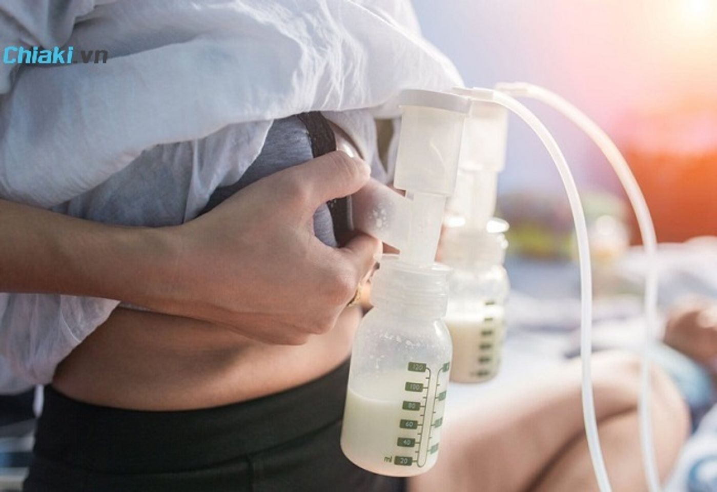N&ecirc;n chọn vắt sữa mẹ bằng m&aacute;y hay bằng tay?