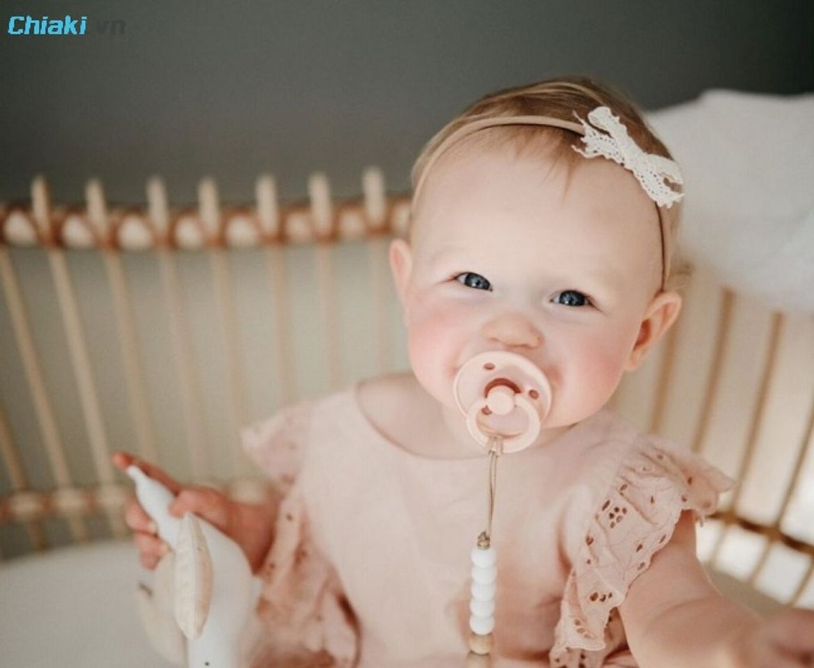 Sử dụng th&ecirc;m ti giả để b&eacute; l&agrave;m quen dần với ti b&igrave;nh