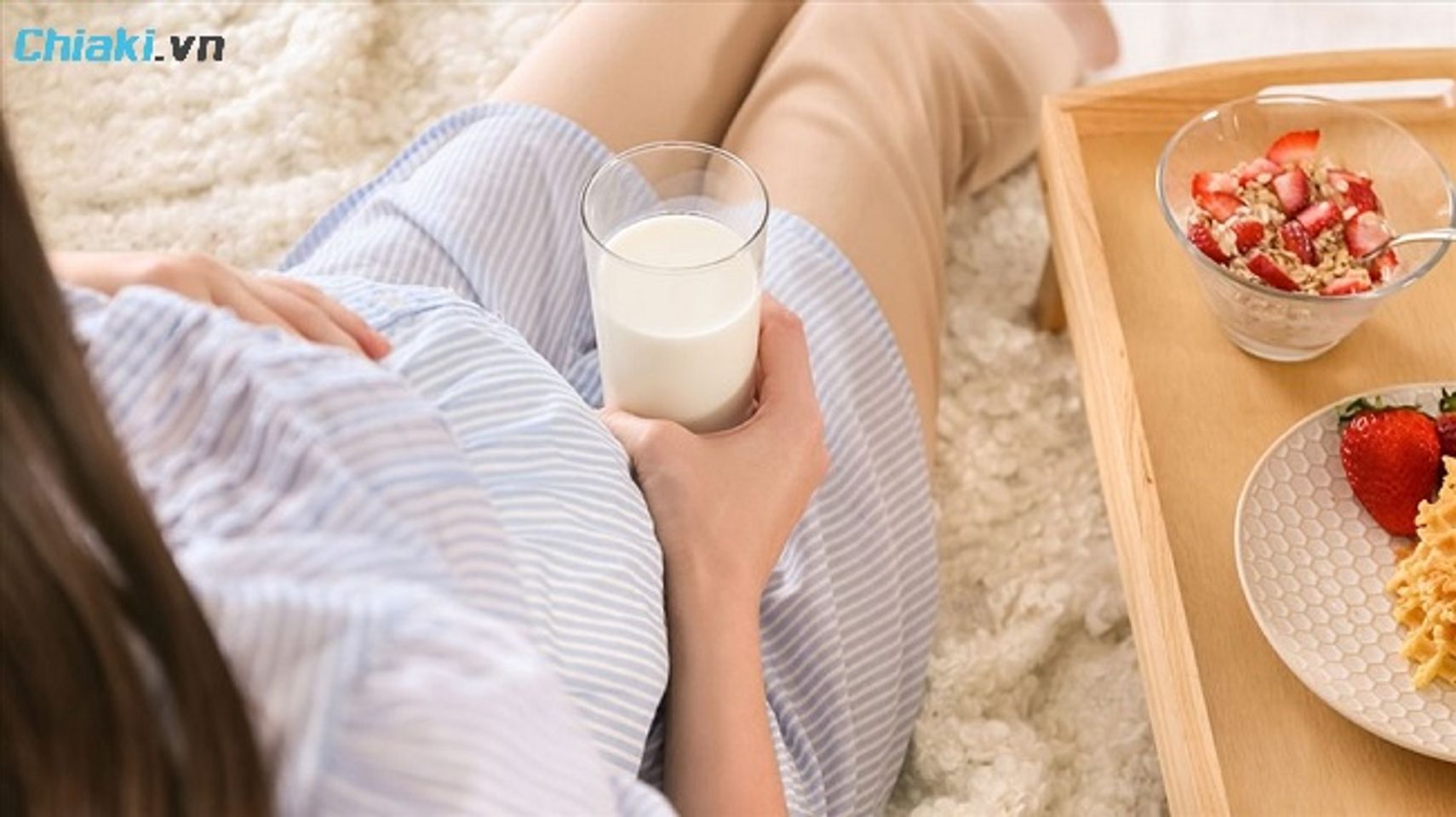 N&ecirc;n uống sữa bầu v&agrave;o buổi s&aacute;ng v&agrave; buổi tối