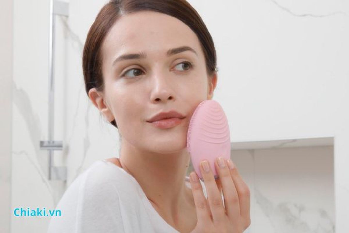 Sử dụng m&aacute;y rửa mặt