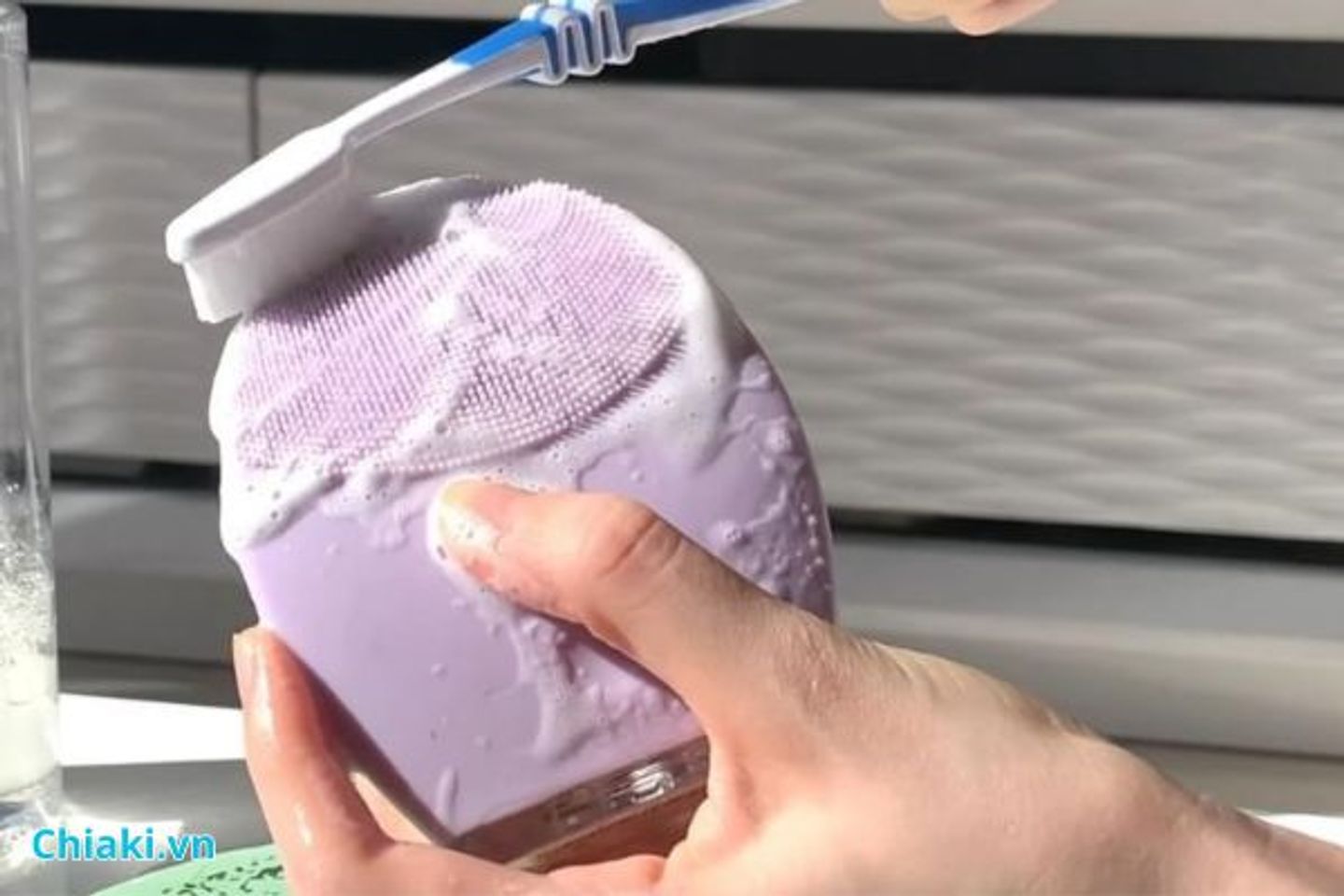 Vệ sinh b&agrave;n chải rửa mặt thường xuy&ecirc;n