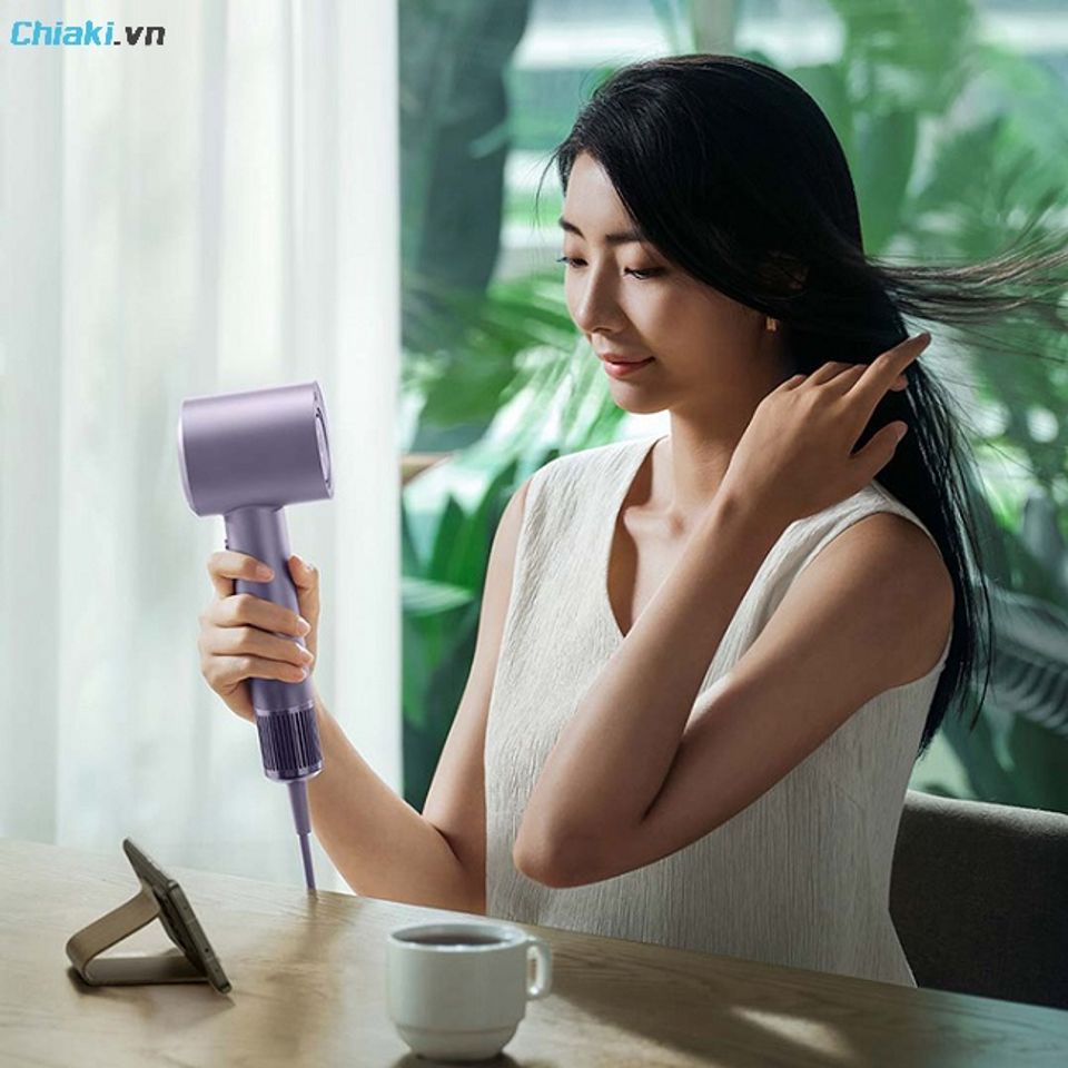 M&aacute;y sấy t&oacute;c ion &acirc;m sử dụng c&ocirc;ng nghệ ion sẽ l&agrave;m giảm tĩnh điện, gi&uacute;p bảo vệ t&oacute;c hơn 