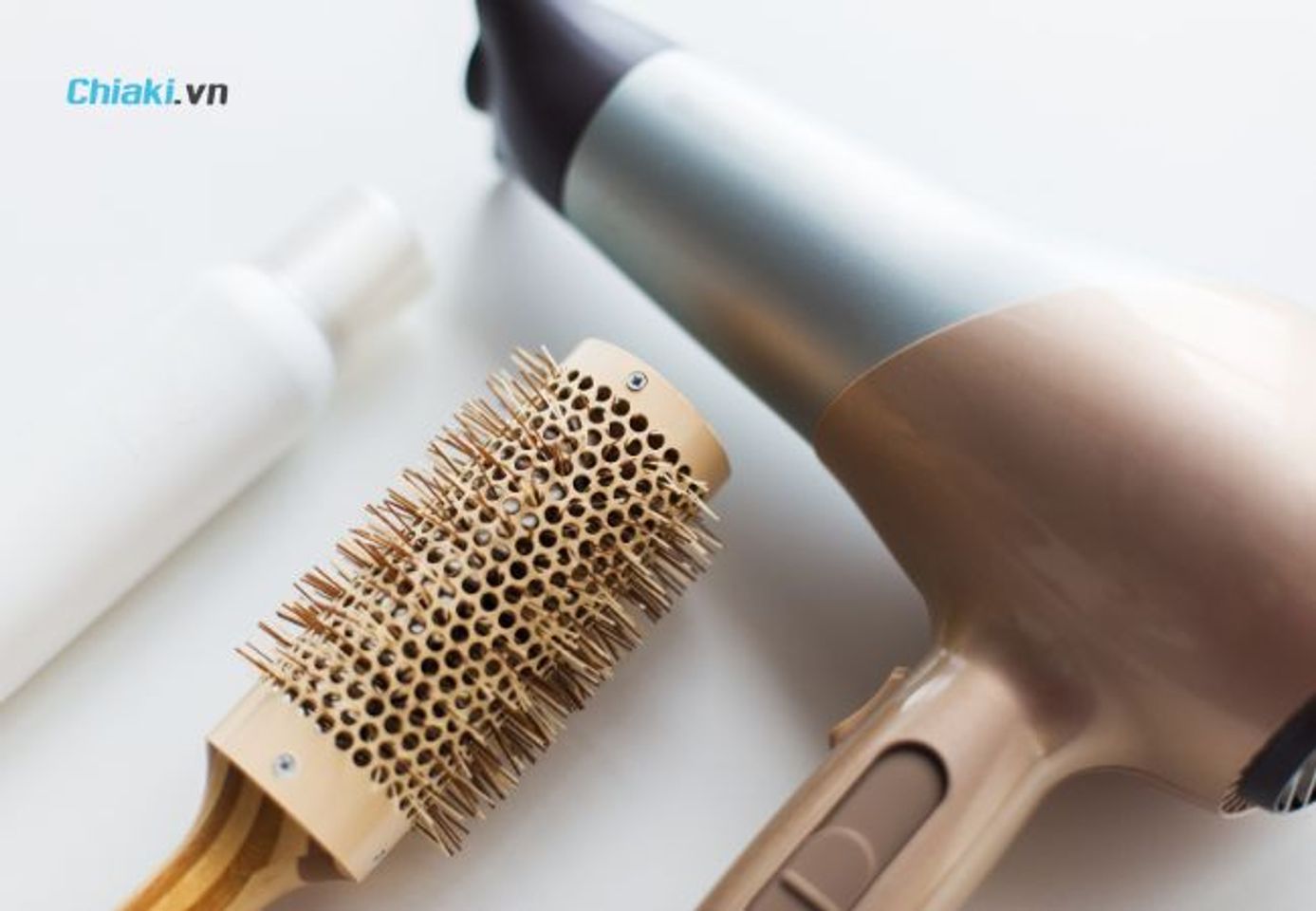 M&aacute;y sấy t&oacute;c lạnh được thiết kế 2 t&iacute;nh năng bao gồm sấy n&oacute;ng v&agrave; sấy lạnh