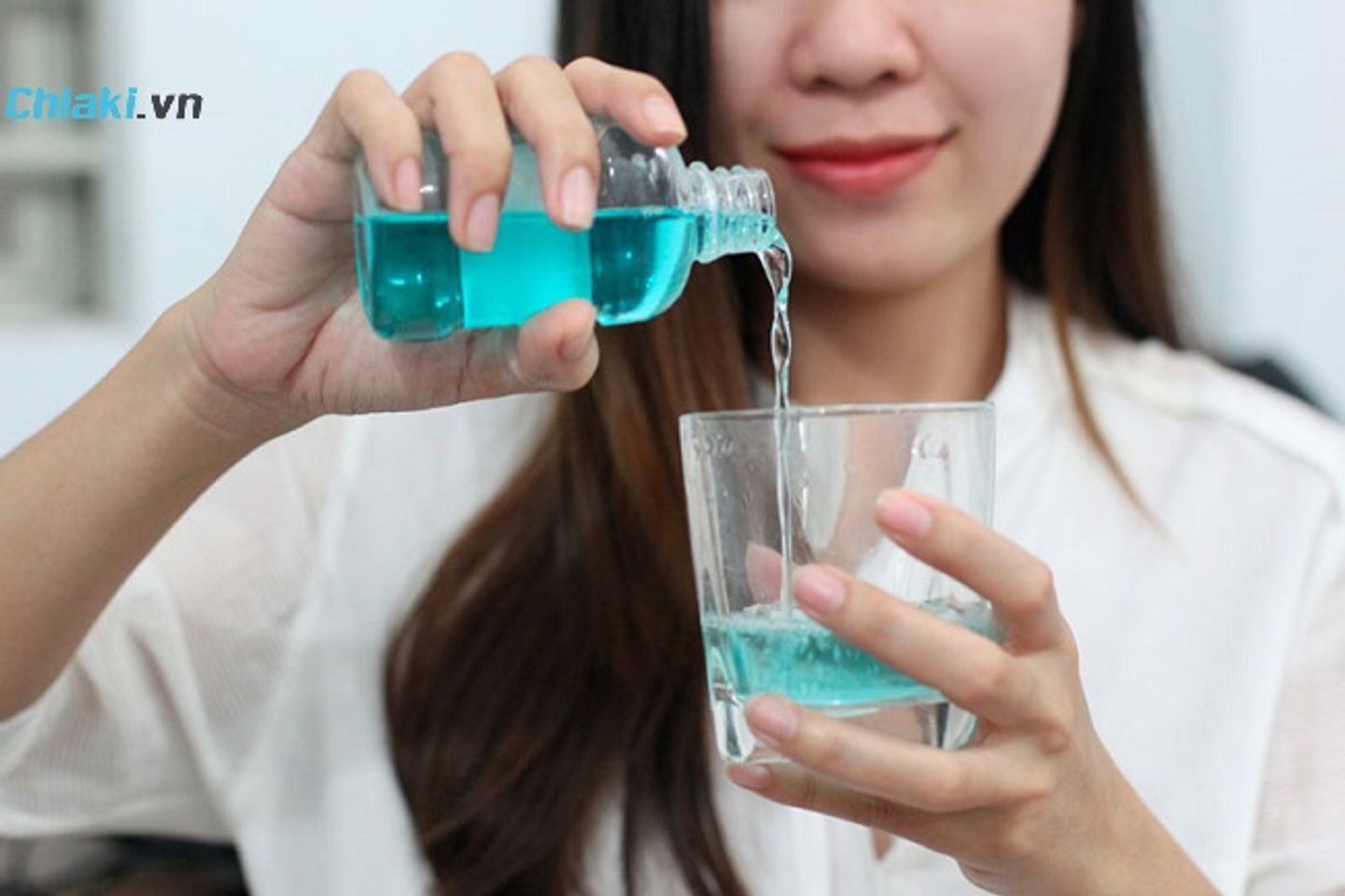 C&aacute;ch sử dụng nước s&uacute;c miệng thảo mộc