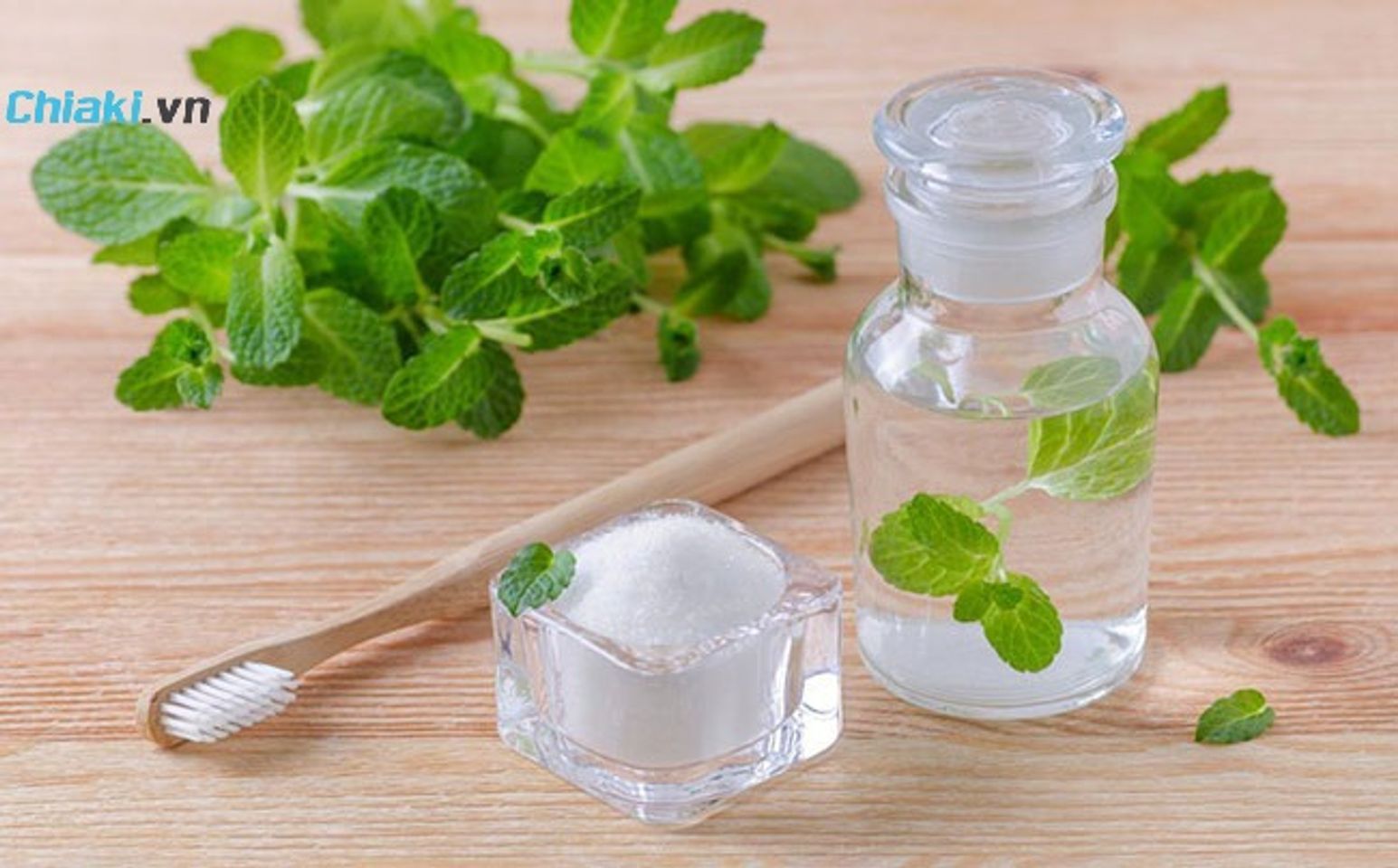 Sử dụng nước s&uacute;c miệng thảo mộc c&oacute; tốt kh&ocirc;ng?