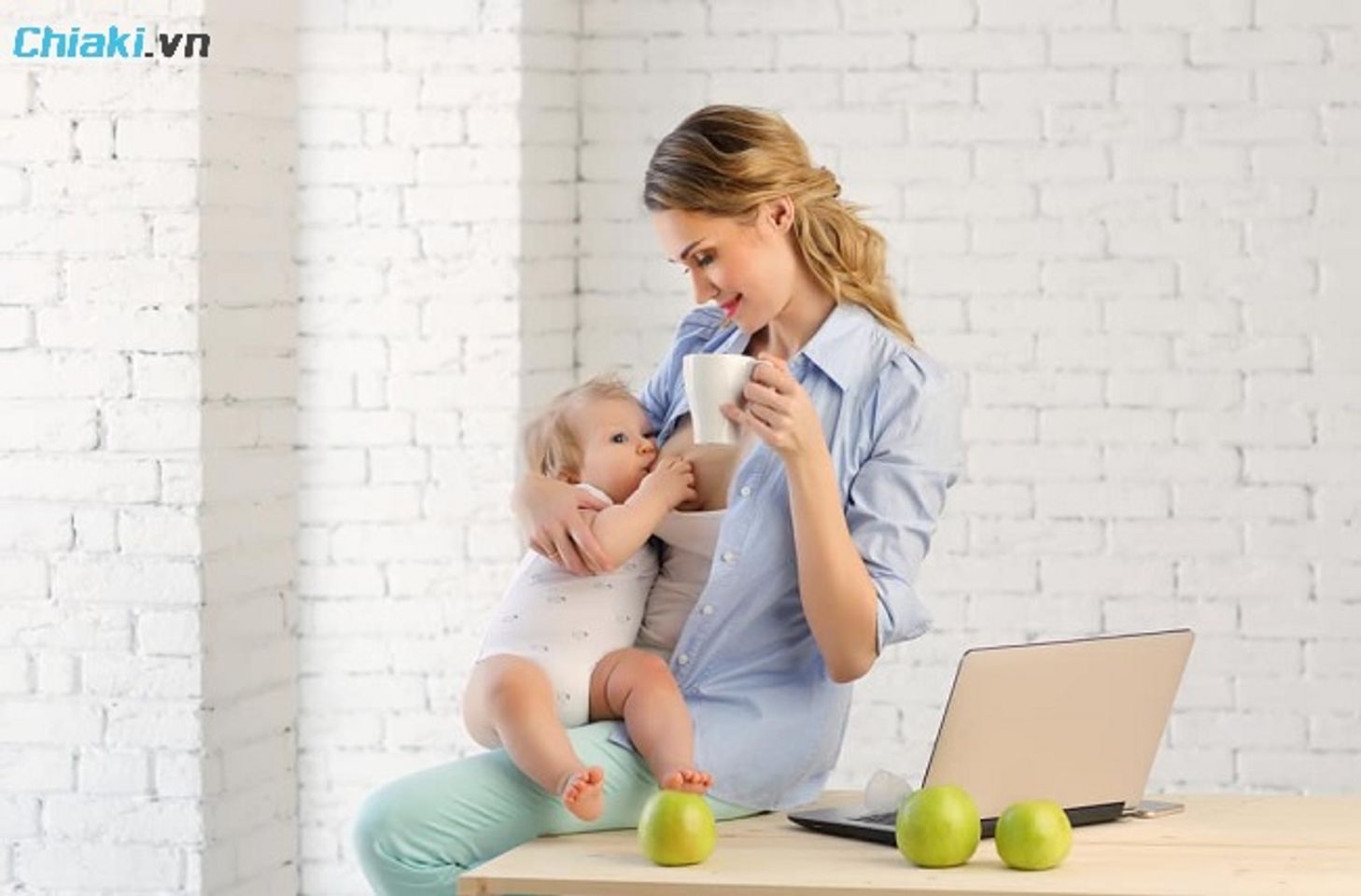 Sau sinh c&oacute; thể uống sữa tươi với sinh thường v&agrave; sau 3 ng&agrave;y đối với sinh mổ