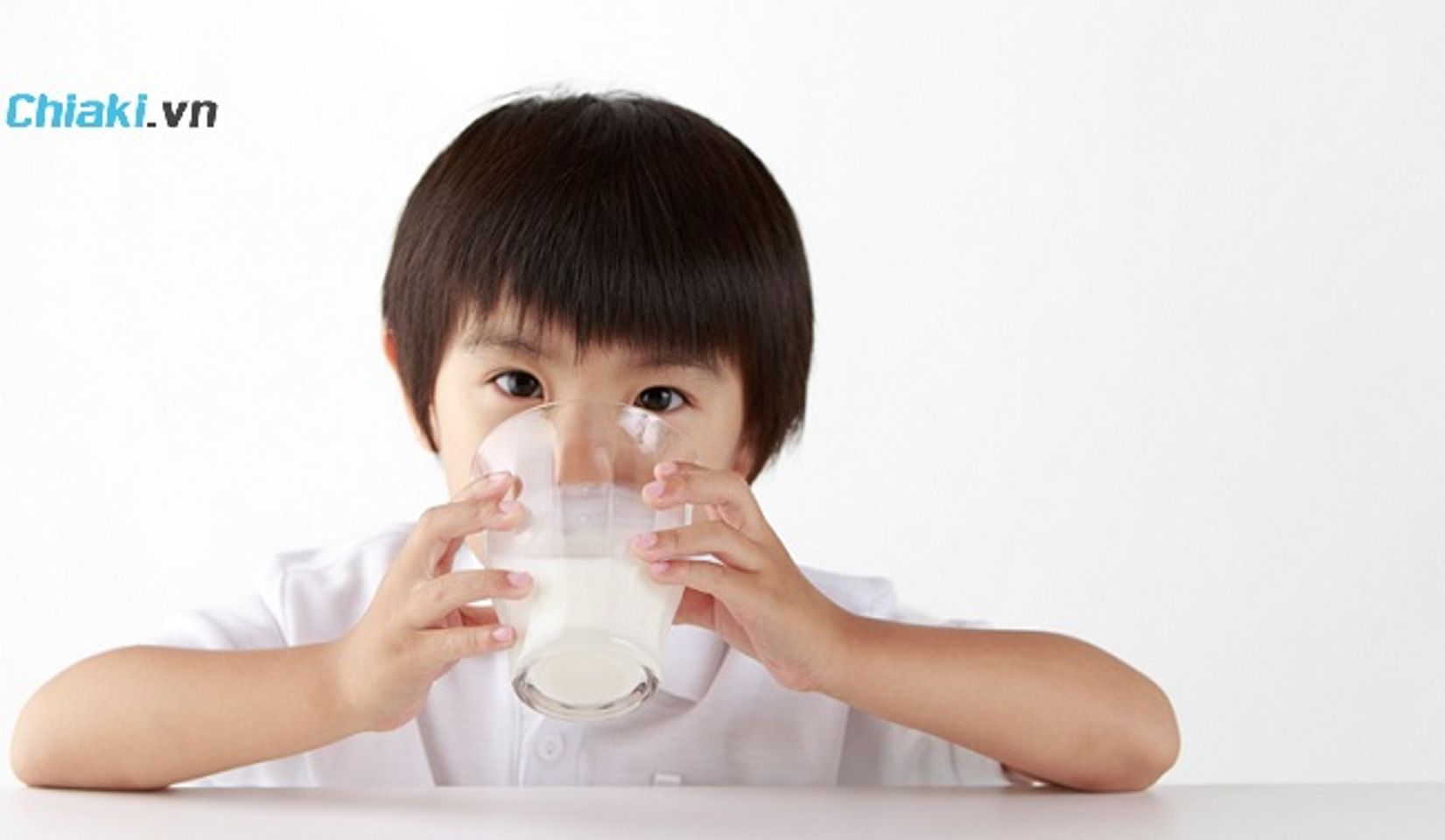 C&oacute; n&ecirc;n cho b&eacute; uống sữa đ&ecirc;m kh&ocirc;ng?