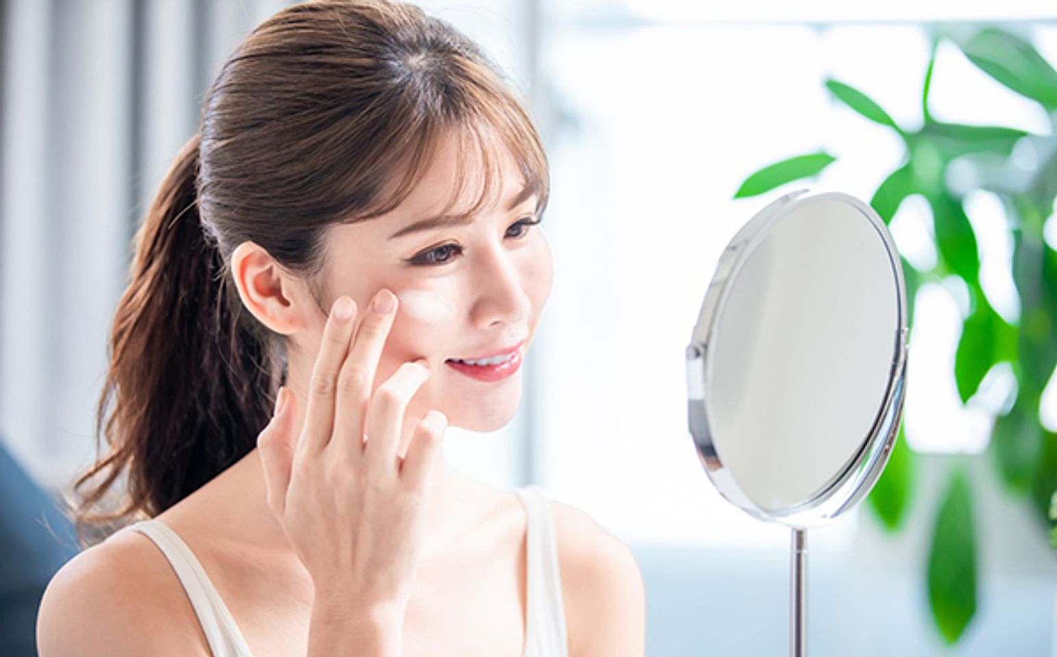 b&ocirc;i kem chống nắng trước kem nền v&agrave; sau kem dưỡng để bảo vệ l&agrave;n da tốt
