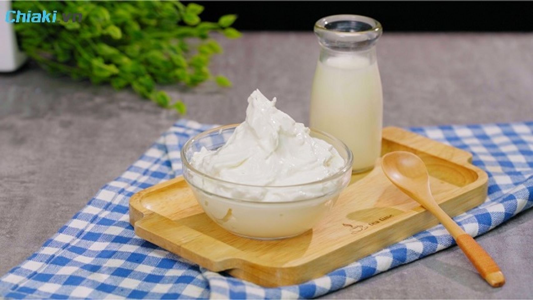 N&ecirc;n sử dụng sữa chua Hy Lạp v&agrave;o buổi đ&ecirc;m để no l&acirc;u, hạn chế tăng c&acirc;n
