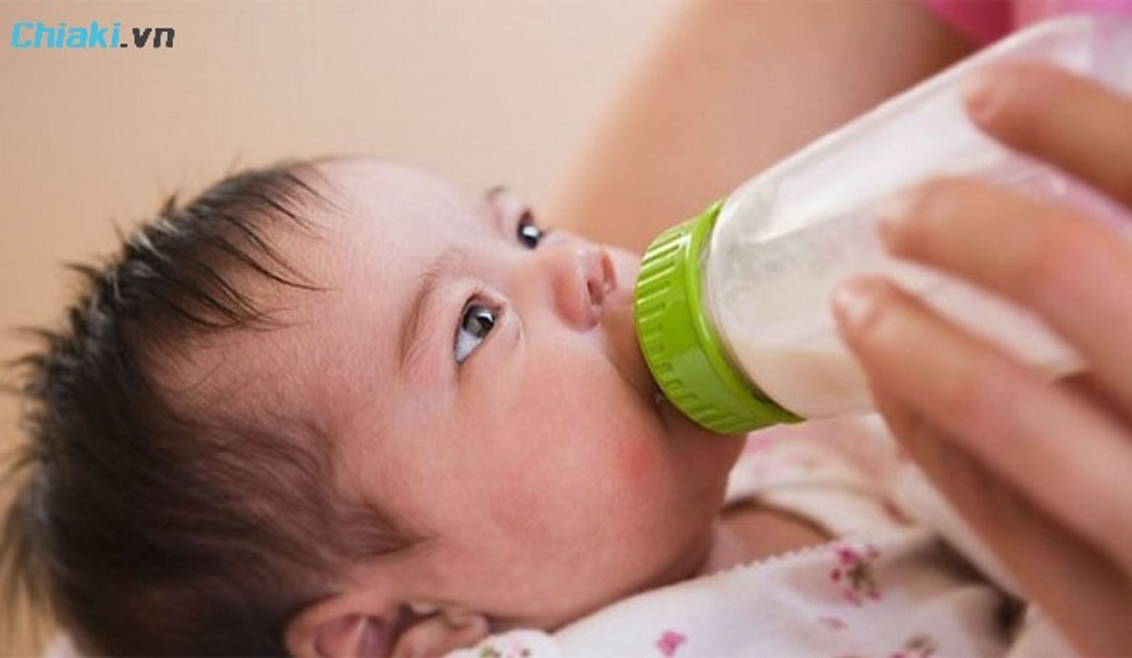 B&eacute; dị ứng đạm b&ograve; n&ecirc;n uống c&aacute;c loại sữa kh&ocirc;ng c&oacute; chứa đạm b&ograve; như sữa d&ecirc;, sữa hạt hoặc c&ocirc;ng thức chuy&ecirc;n biệt