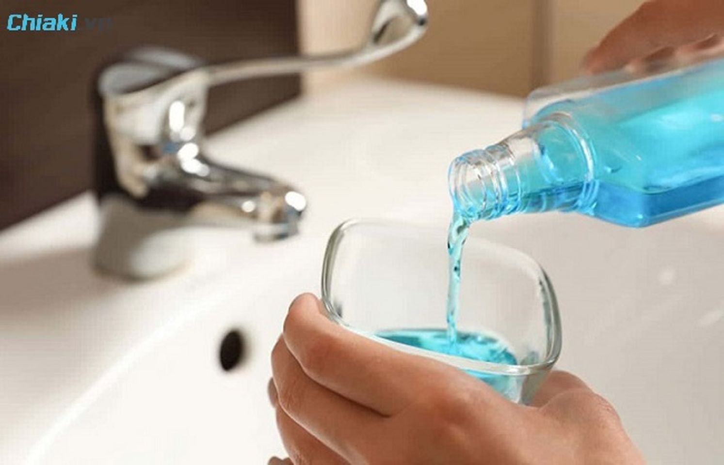C&aacute;ch điều trị vi&ecirc;m nướu bằng việc sử dụng nước s&uacute;c miệng kh&aacute;ng khuẩn