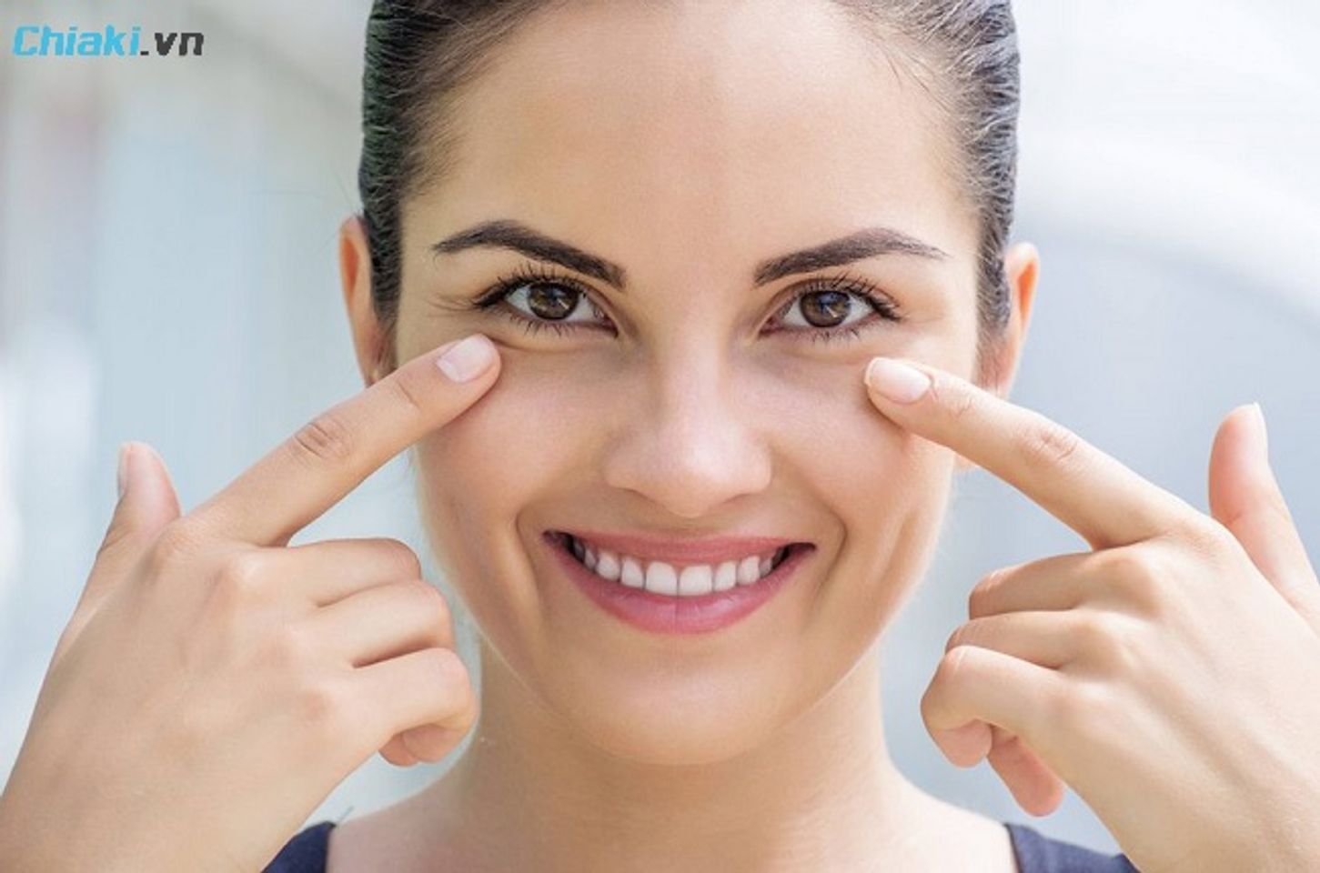 Massage v&agrave; miết nhẹ từ v&ugrave;ng giữa mũi l&ecirc;n tới th&aacute;i dương gi&uacute;p giảm bọng mắt