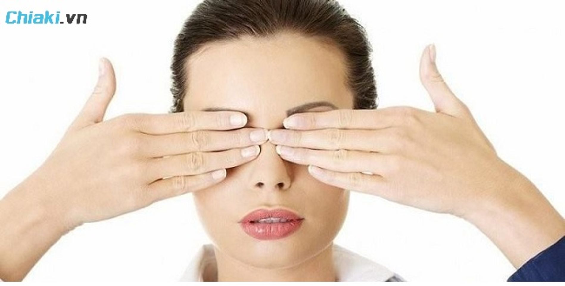 &Uacute;p b&agrave;n tay ấm l&ecirc;n mắt gi&uacute;p giảm mỡ m&iacute; mắt