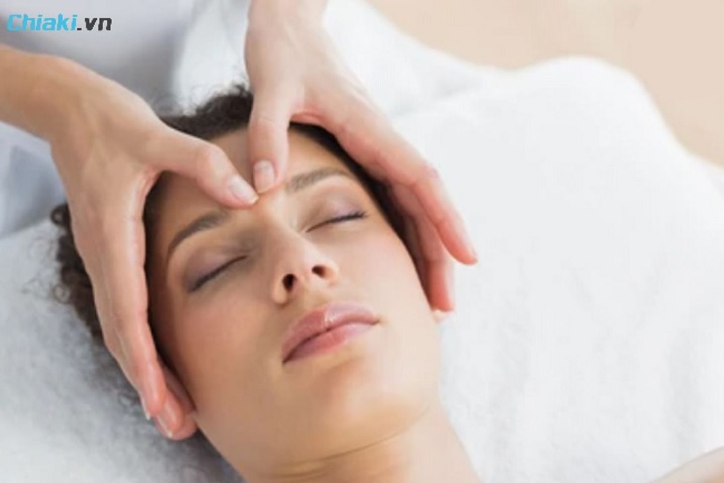 Sử dụng đầu ng&oacute;n tay để massage v&ugrave;ng xương mắt v&agrave; đầu sống mũi giảm mỏi mắt
