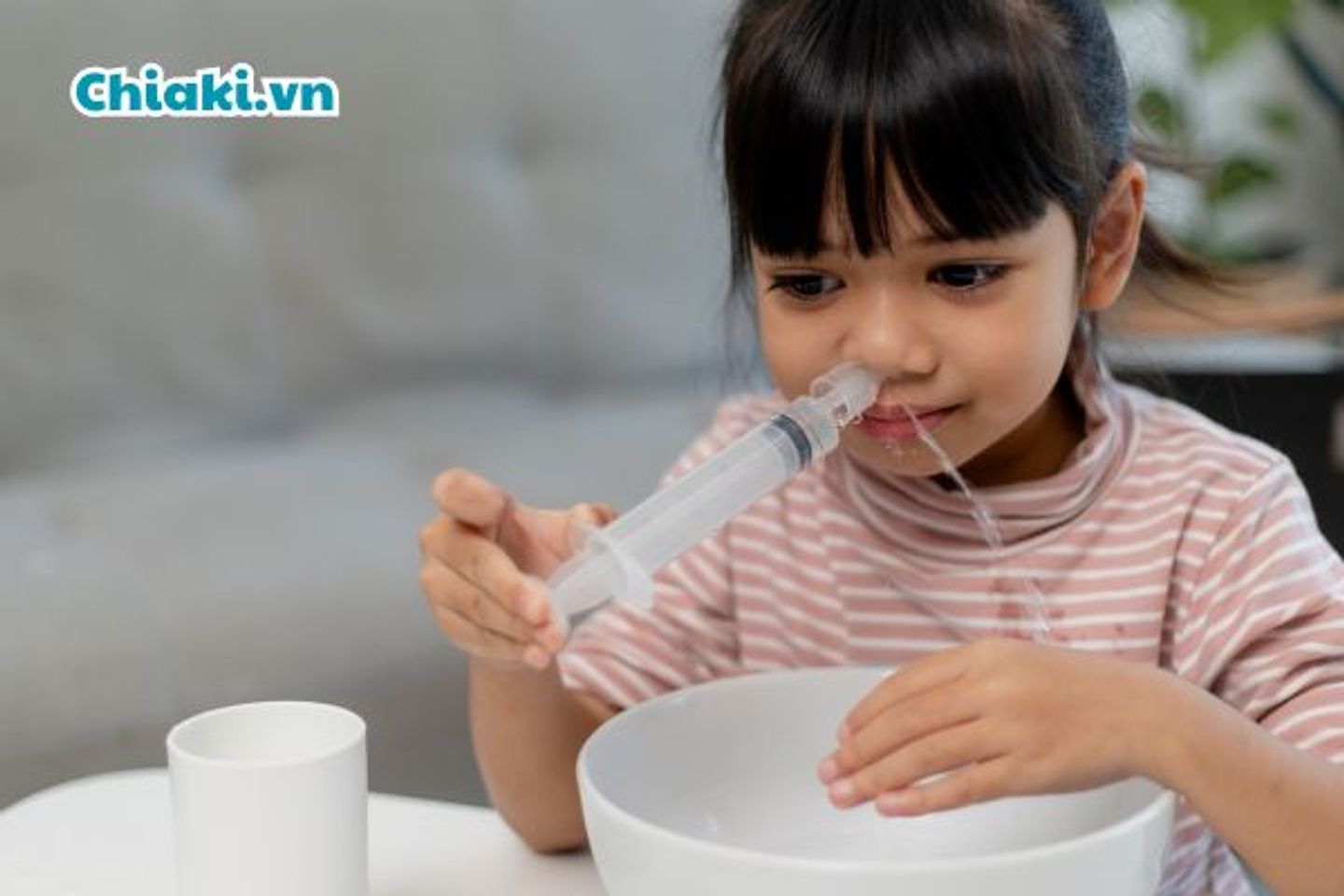 C&aacute;ch rửa mũi cho trẻ bằng ống bơm