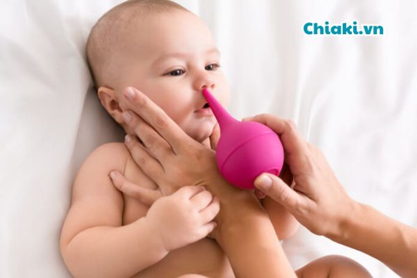Rửa mũi cho trẻ bằng b&oacute;ng h&uacute;t mũi