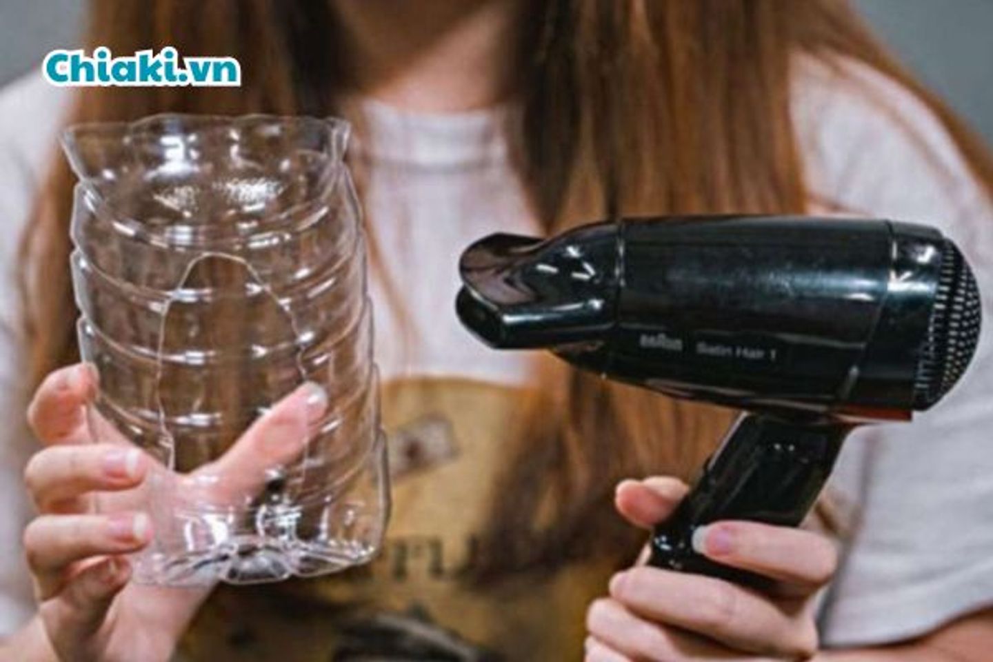 C&aacute;ch sấy t&oacute;c xoăn lơi với chai nhựa