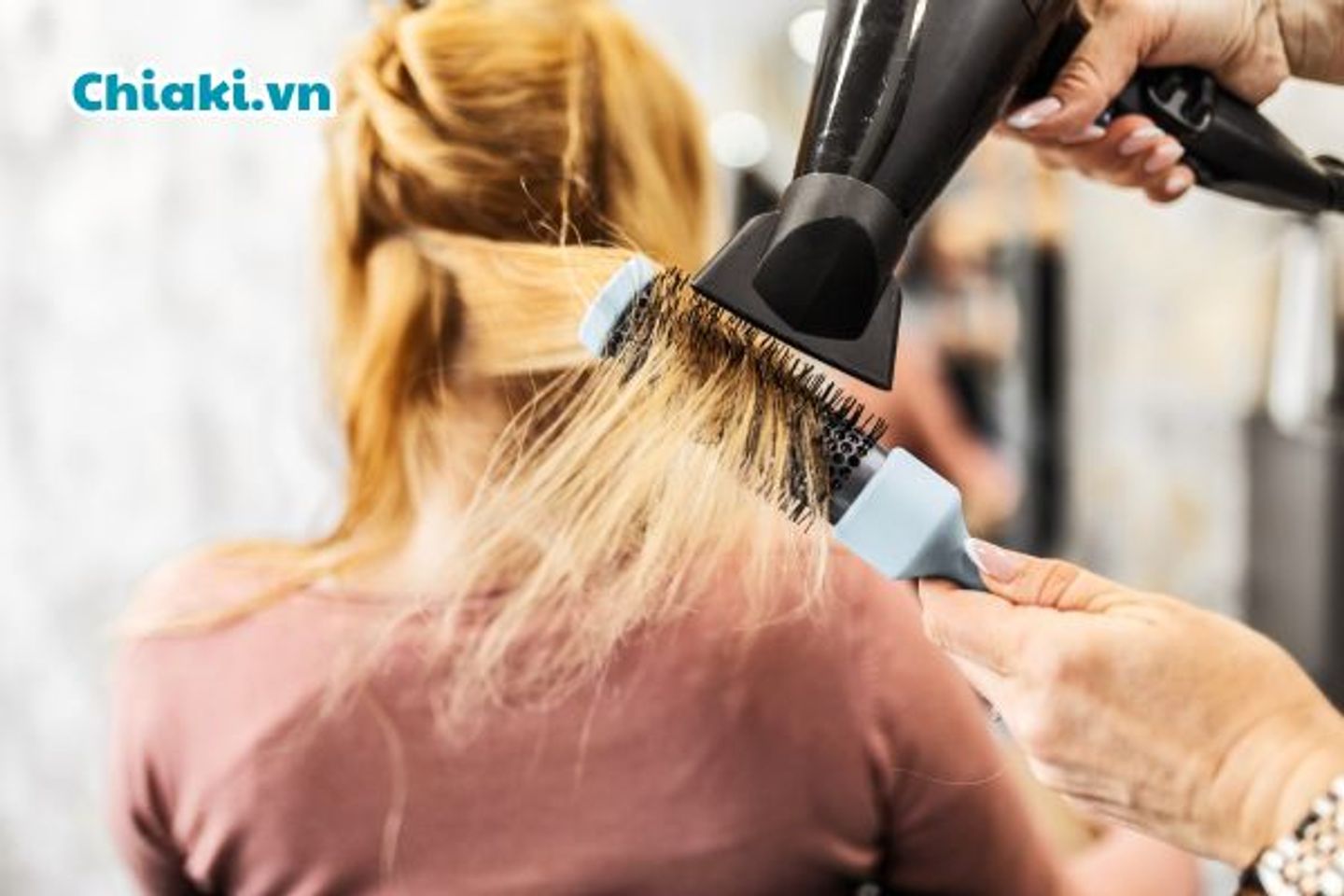 Hướng dẫn sấy t&oacute;c xoăn bằng lược tr&ograve;n