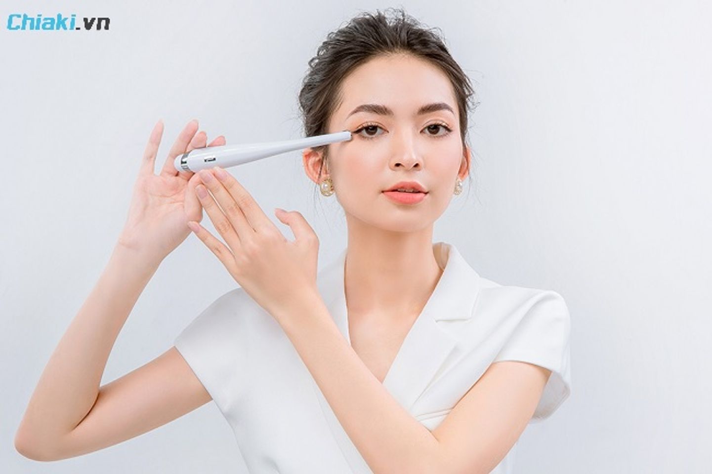 C&aacute;ch sử dụng m&aacute;y massage mắt giảm l&atilde;o h&oacute;a