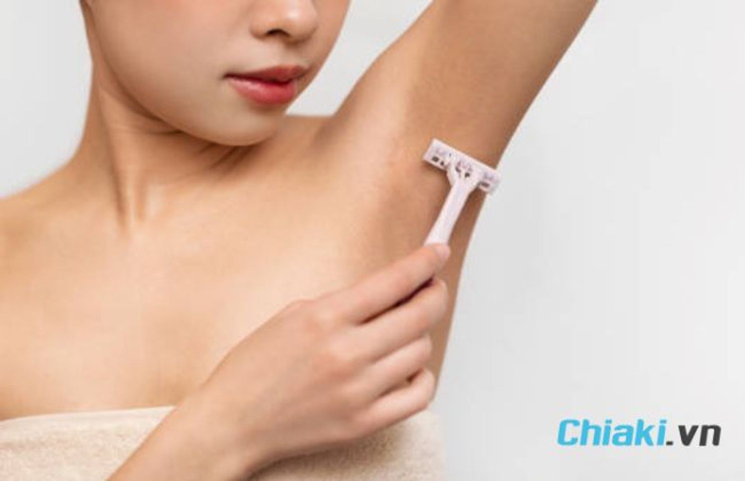 C&aacute;ch triệt l&ocirc;ng n&aacute;ch tại nh&agrave; - D&ugrave;ng dao cạo