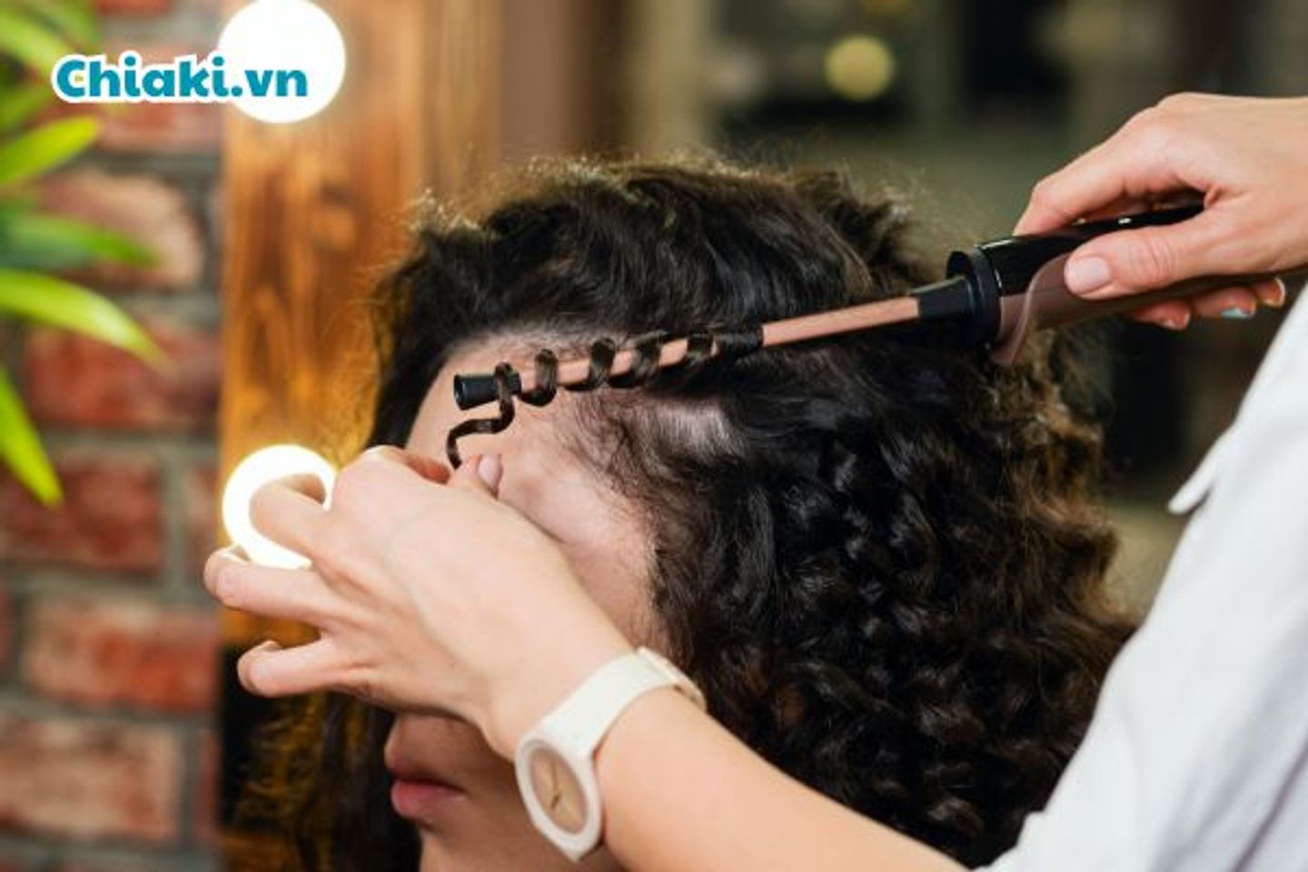 C&aacute;ch l&agrave;m t&oacute;c xoăn uốn t&oacute;c bằng m&aacute;y