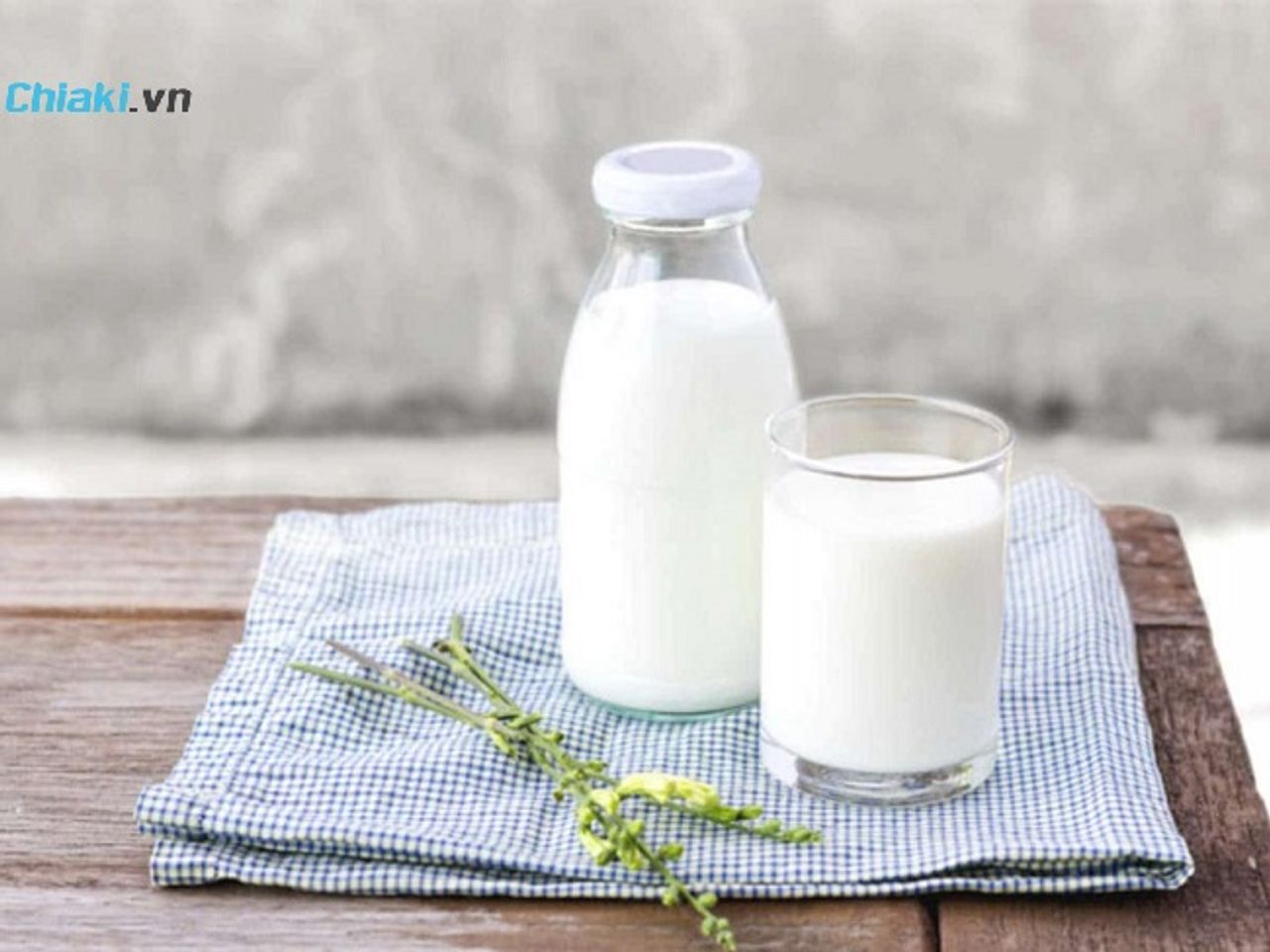 Dưỡng mi nhanh d&agrave;i bằng sữa tươi