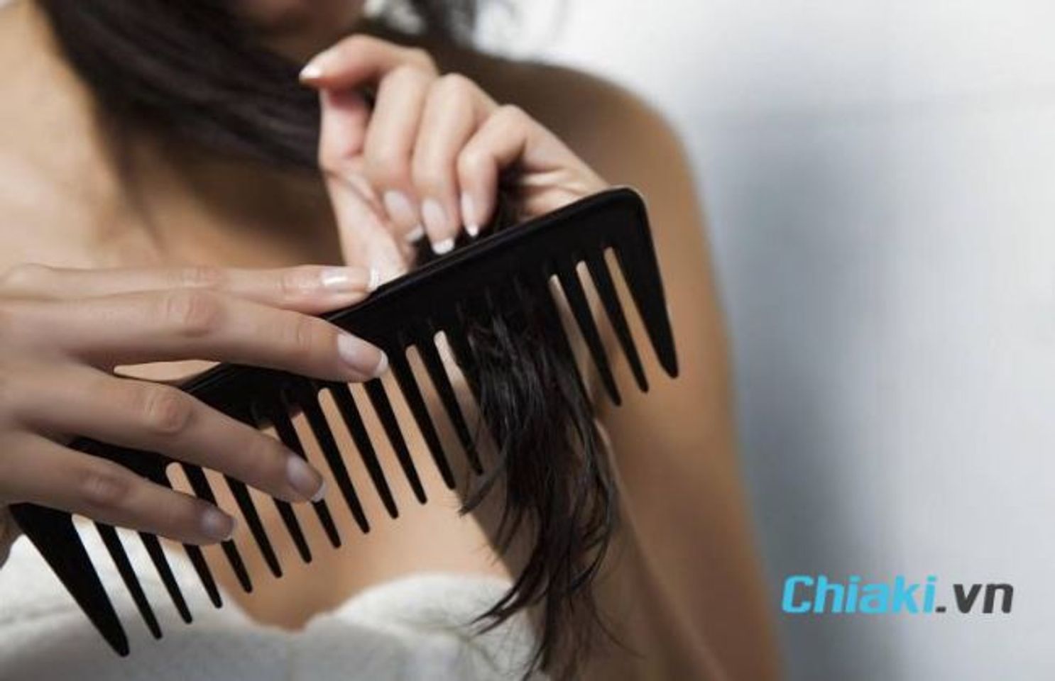 D&ugrave;ng dầu xả v&agrave; lược răng thưa