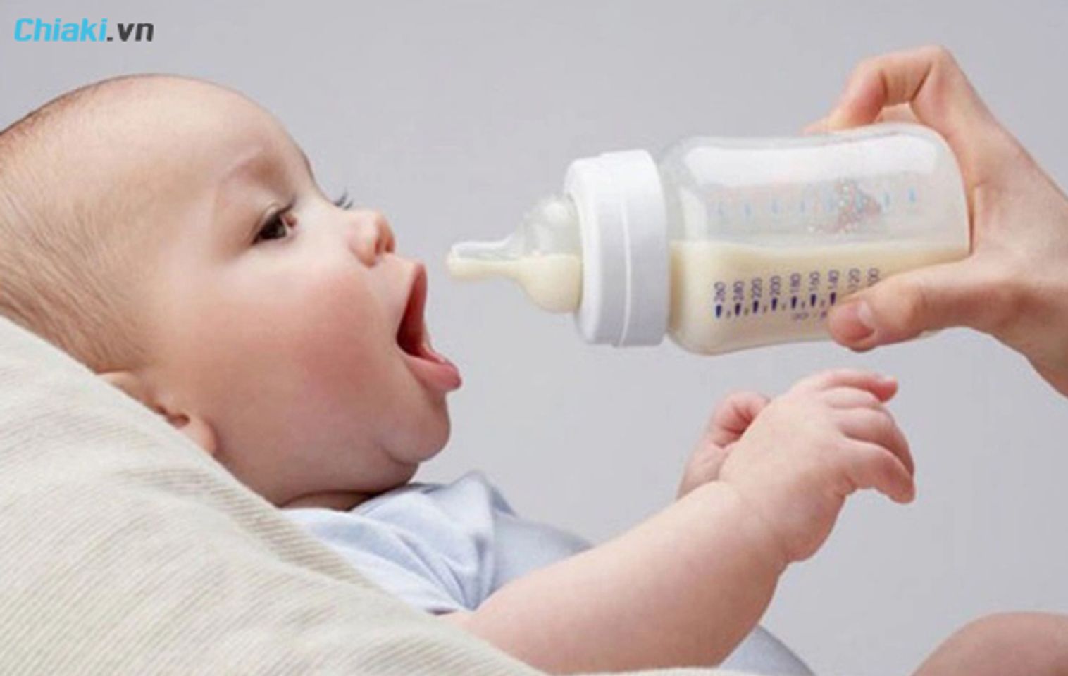 Trẻ sơ sinh n&ecirc;n uống sữa c&ocirc;ng thức khi sữa mẹ kh&ocirc;ng đ&aacute;p ứng đủ
