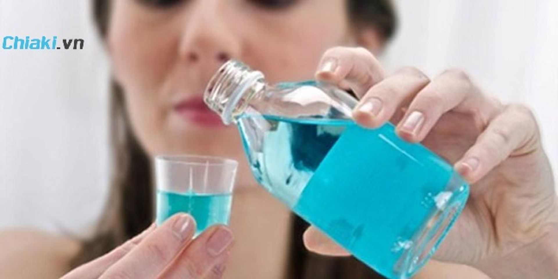 Đối tượng n&ecirc;n v&agrave; kh&ocirc;ng n&ecirc;n d&ugrave;ng nước s&uacute;c miệng diệt khuẩn