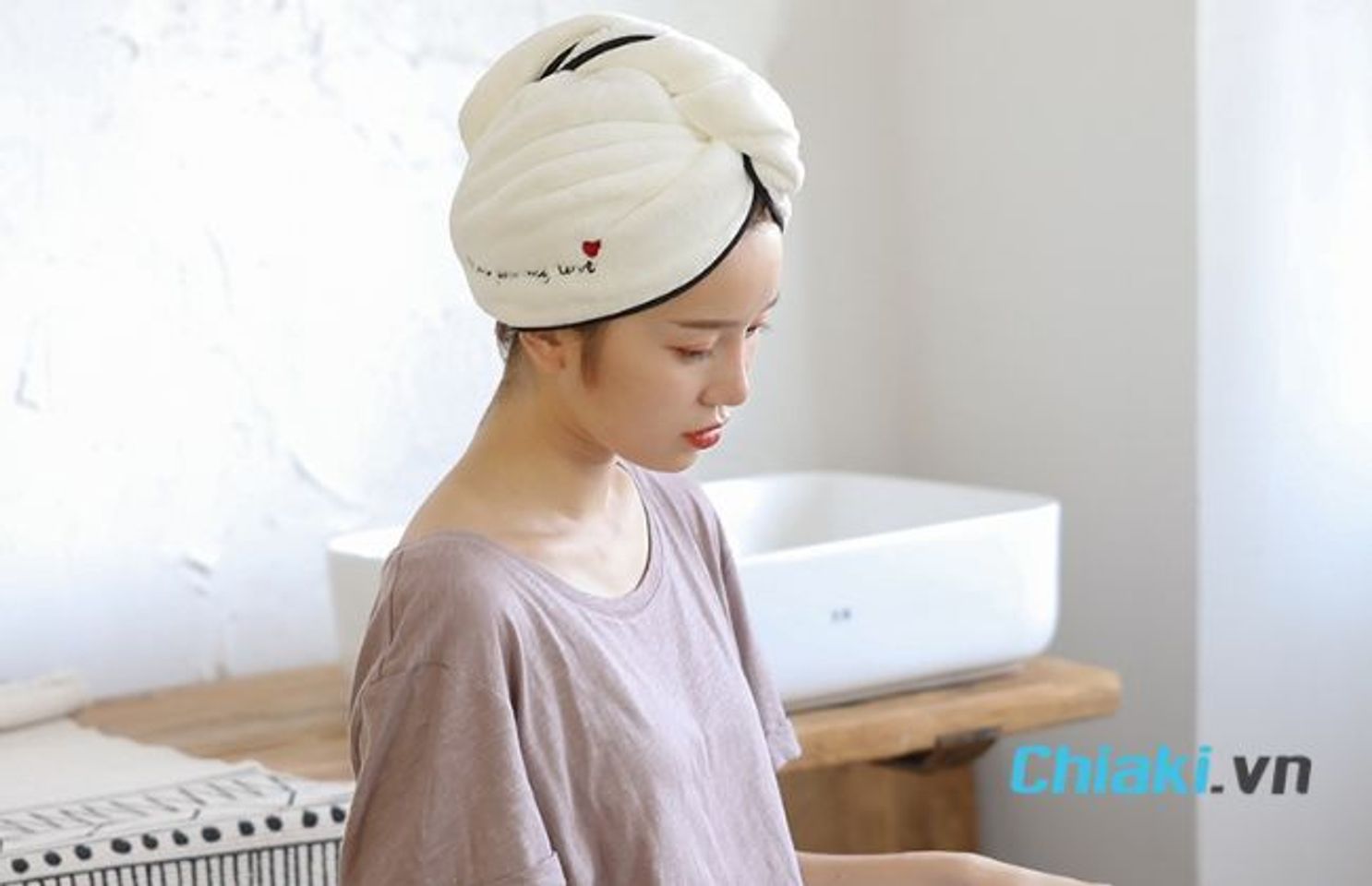 Quấn t&oacute;c trong khăn turban trước khi sấy