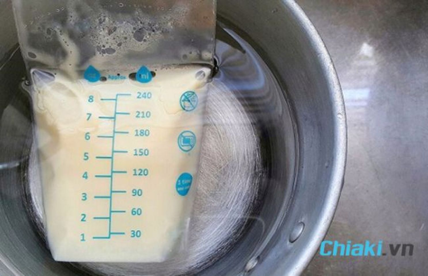 r&atilde; đ&ocirc;ng sữa mẹ trong ngăn đ&aacute; tủ lạnh