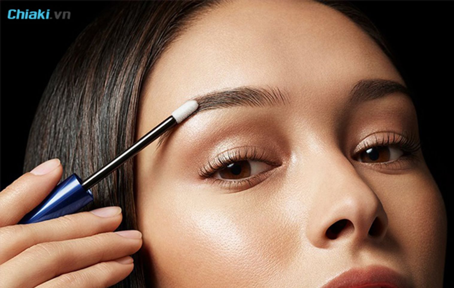 chọn serum dưỡng l&ocirc;ng m&agrave;y c&oacute; kết cấu dễ thẩm thấu