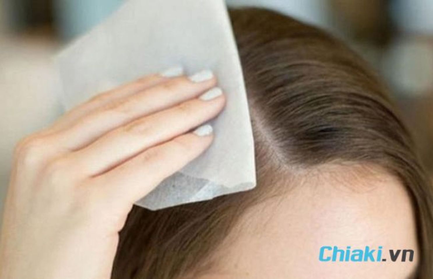 Thấm kh&ocirc; t&oacute;c bằng khăn giấy trước khi sấy