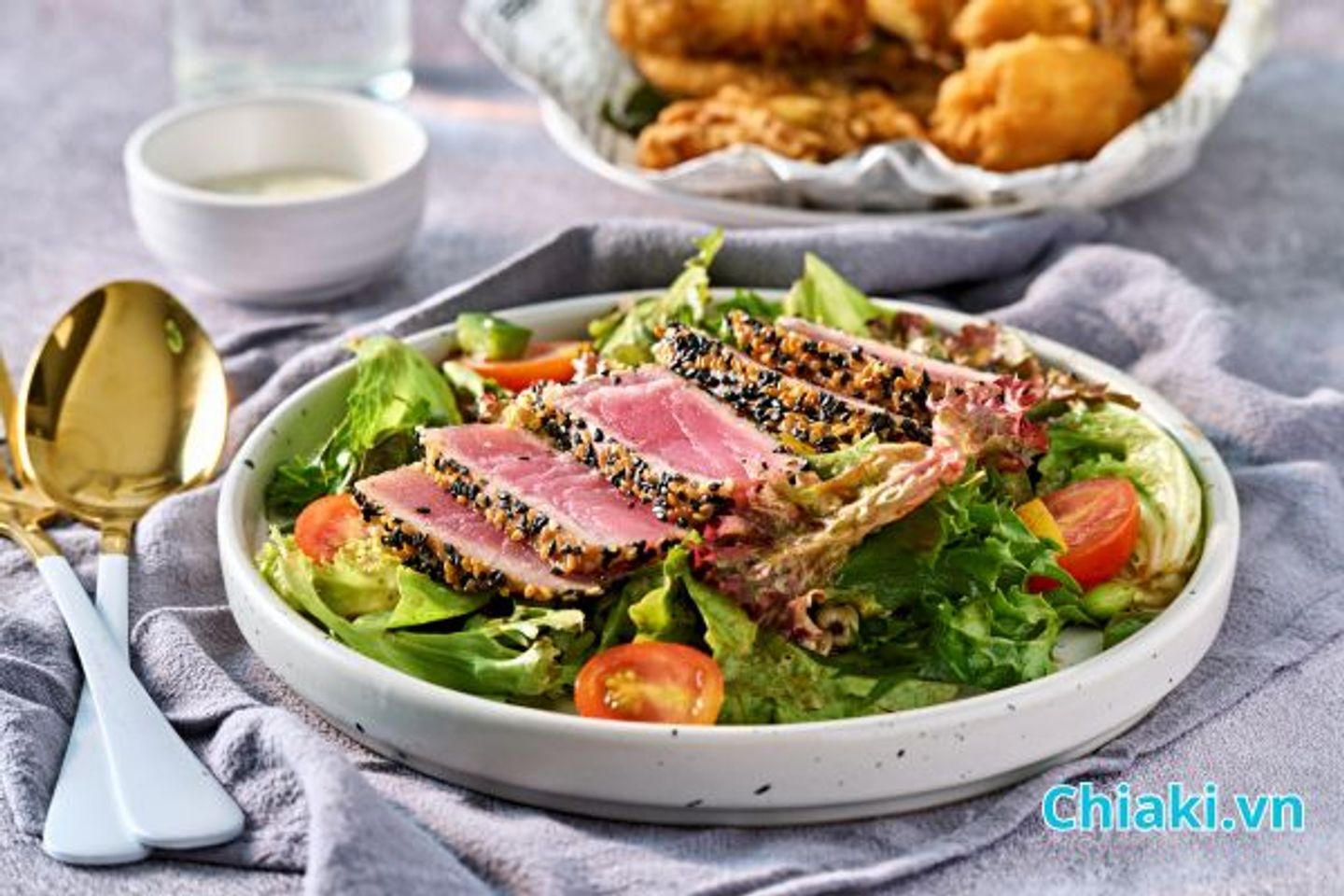 Ưu ti&ecirc;n c&aacute;c nguồn protein tăng cơ nạc như ức g&agrave;, c&aacute; hồi, thịt b&ograve; nạc