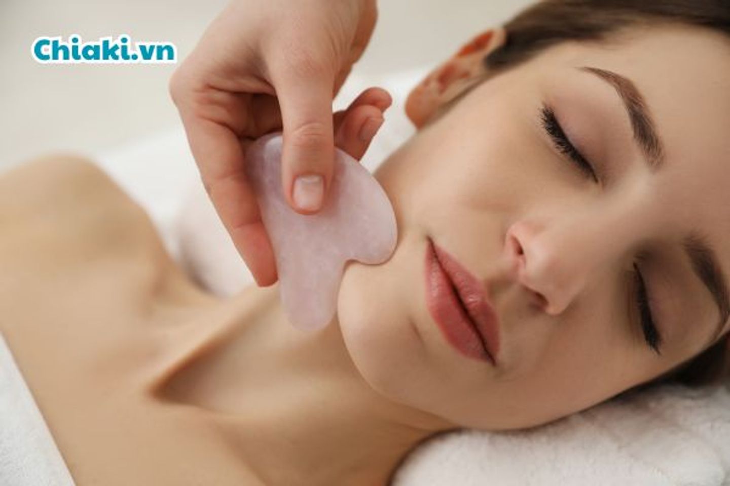 Đ&aacute; massage mặt guasha thạch anh