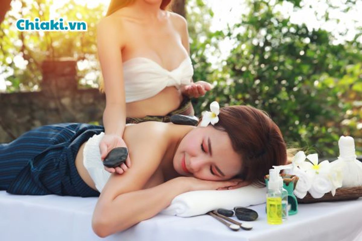 Massage body bằng đ&aacute; n&oacute;ng Bazan