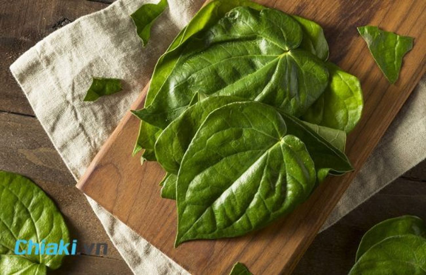 Triệt l&ocirc;ng n&aacute;ch tại nh&agrave; bằng l&aacute; trầu kh&ocirc;ng