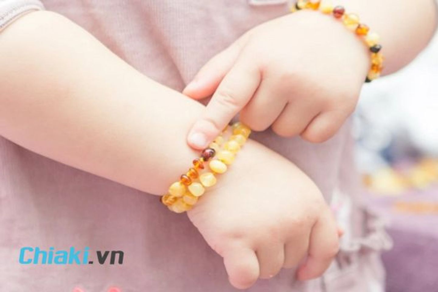 C&aacute;ch đeo v&ograve;ng hổ ph&aacute;ch cho b&eacute;