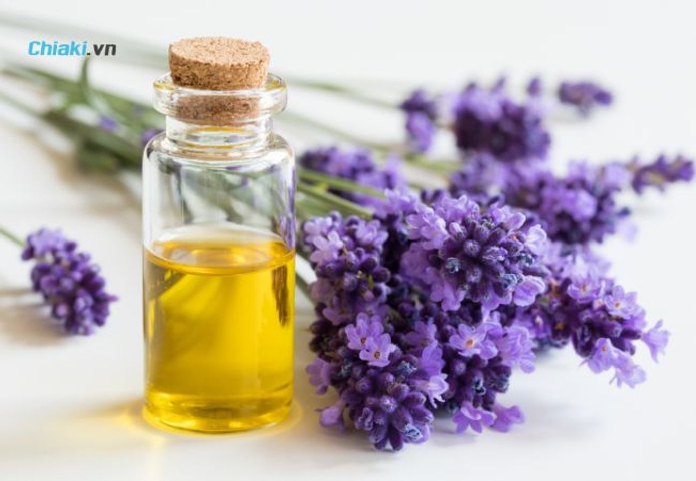 Sử dụng tinh dầu oải hương cho l&ocirc;ng m&agrave;y mọc dễ d&agrave;ng hơn