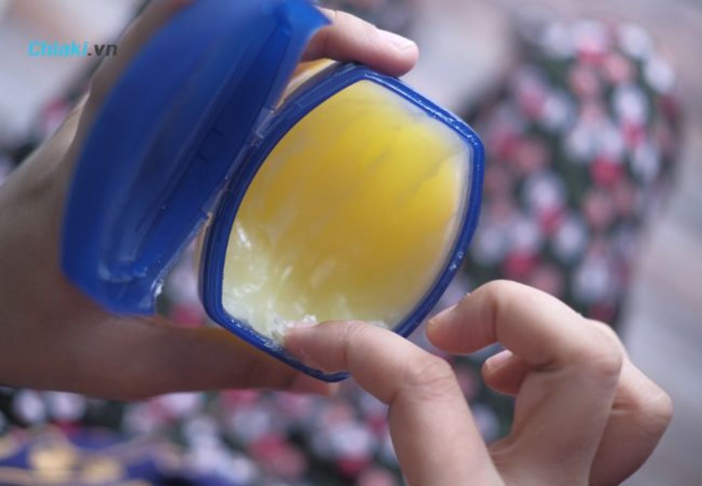 C&aacute;ch l&agrave;m l&ocirc;ng m&agrave;y mọc nhanh bằng vaseline ngăn ngừa da kh&ocirc;, l&ocirc;ng m&agrave;y rụng