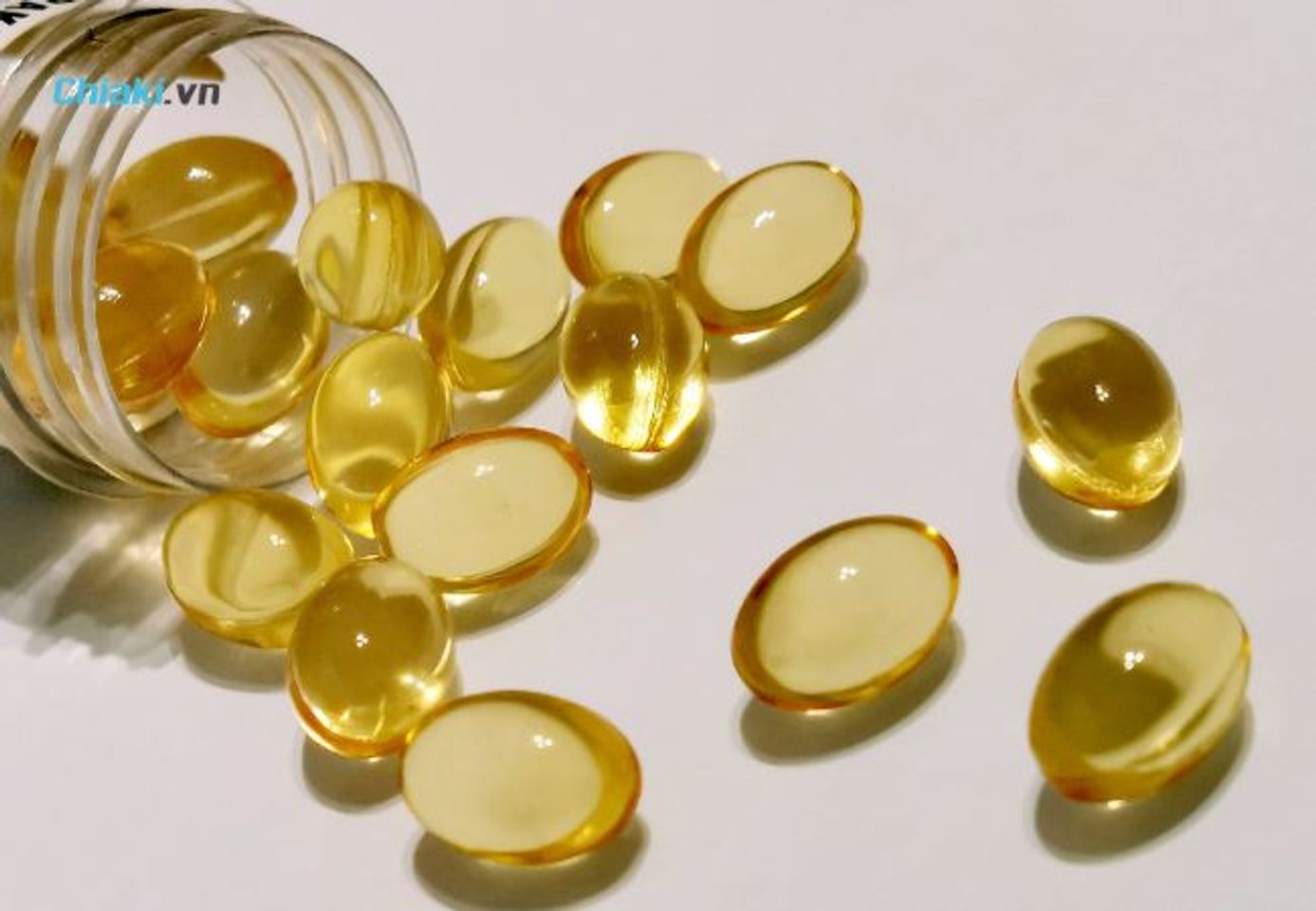 B&ocirc;i dưỡng l&ocirc;ng m&agrave;y bằng vitamin E