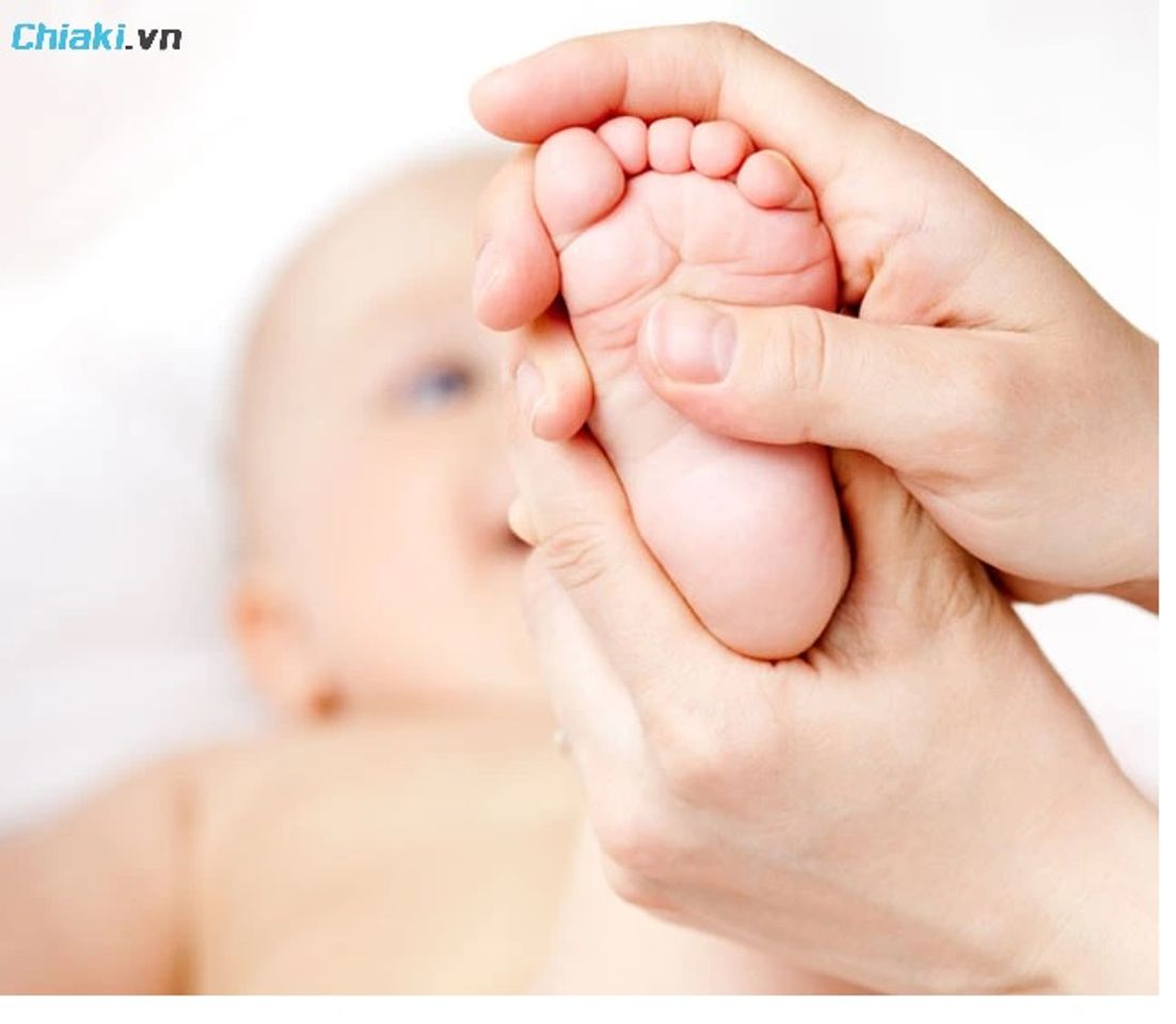Sử dụng dầu khuynh diệp xoa l&ograve;ng b&agrave;n ch&acirc;n b&eacute; gi&uacute;p cải thiện cảm lạnh