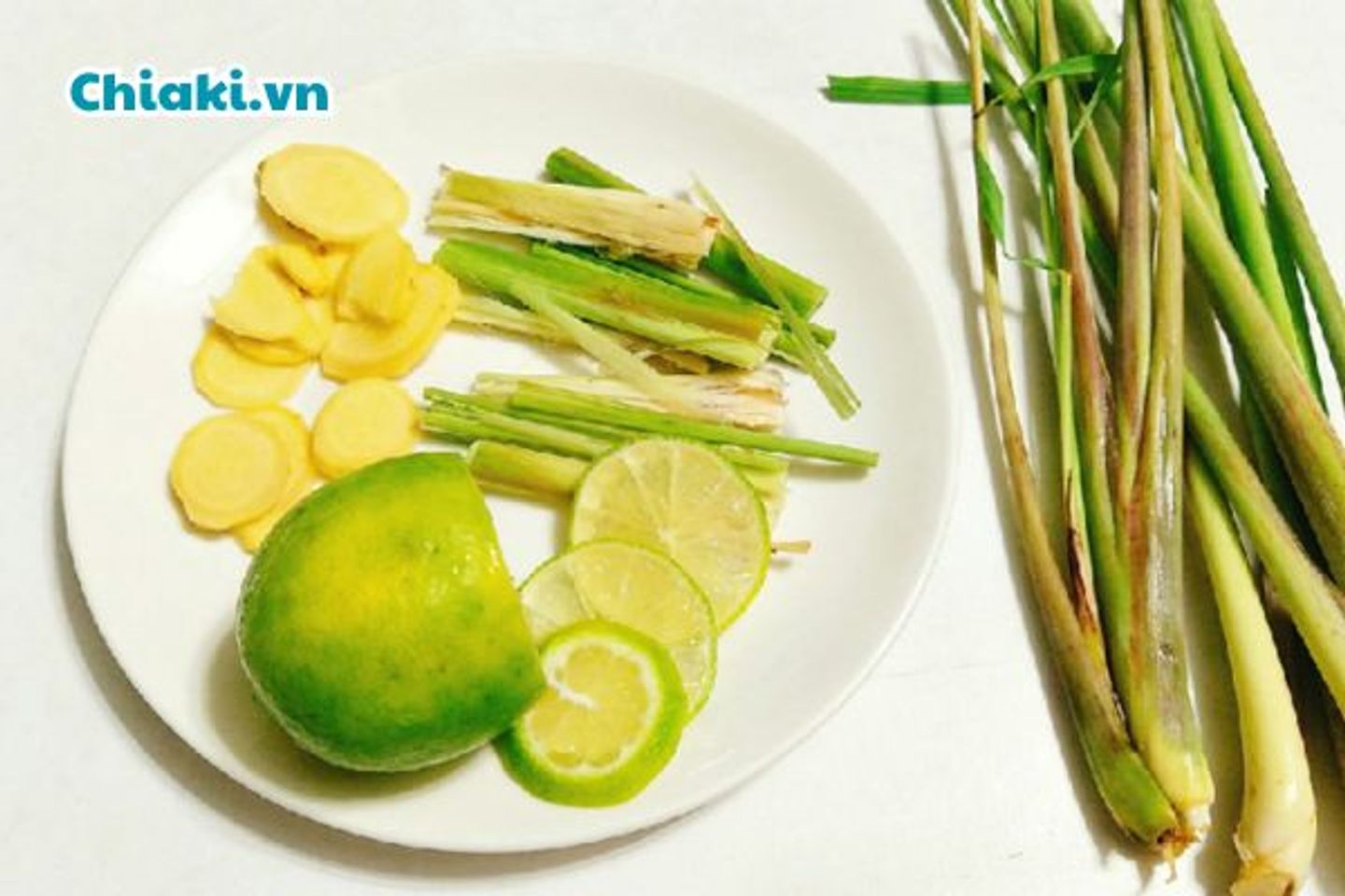 X&ocirc;ng mặt trị mụn với chanh v&agrave; xả