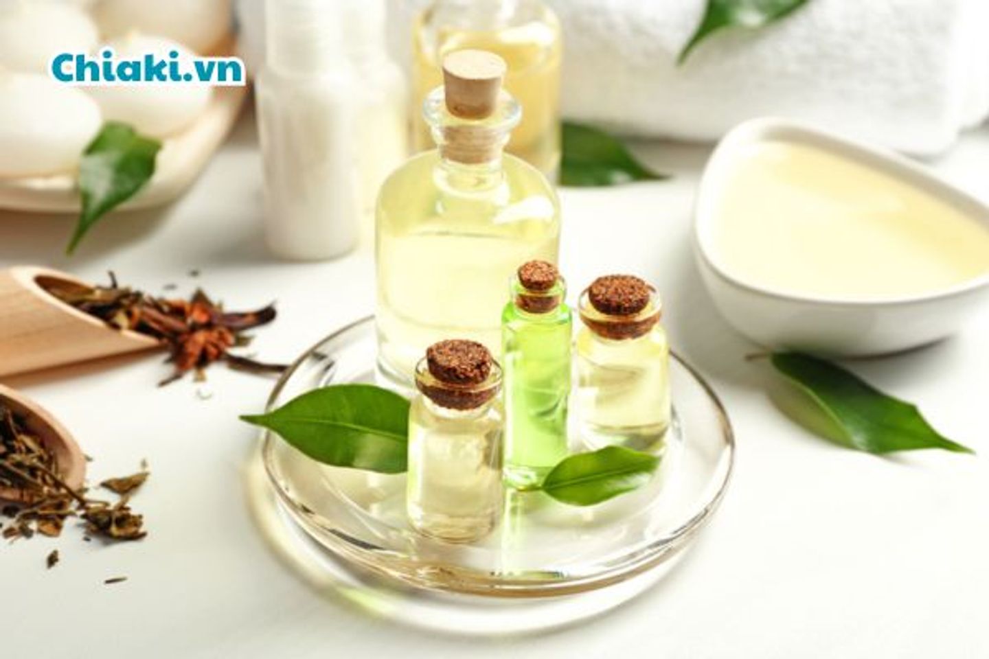 X&ocirc;ng mặt trị mụn bằng tinh dầu tr&agrave;m tr&agrave;