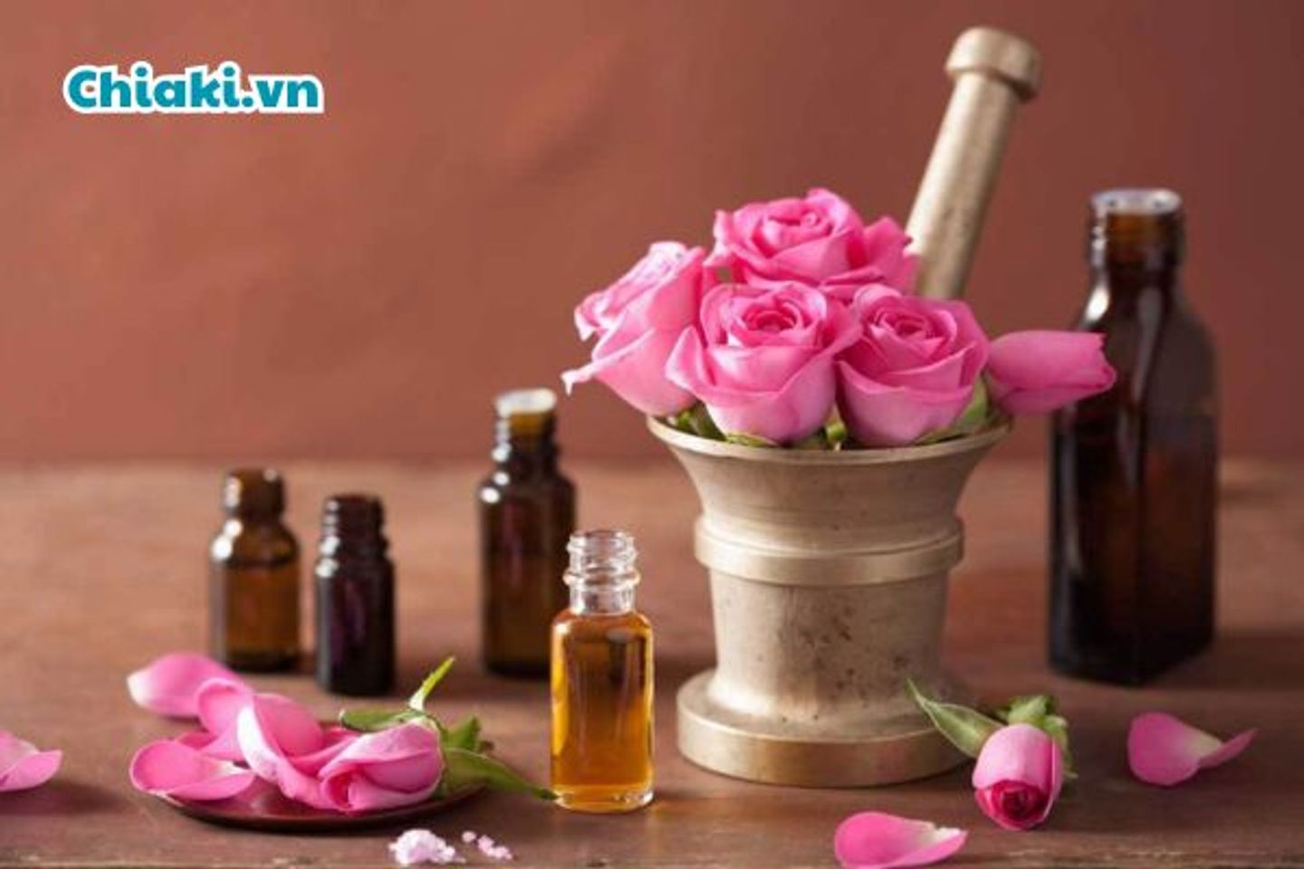 X&ocirc;ng mặt trị mụn bằng tinh dầu hoa hồng